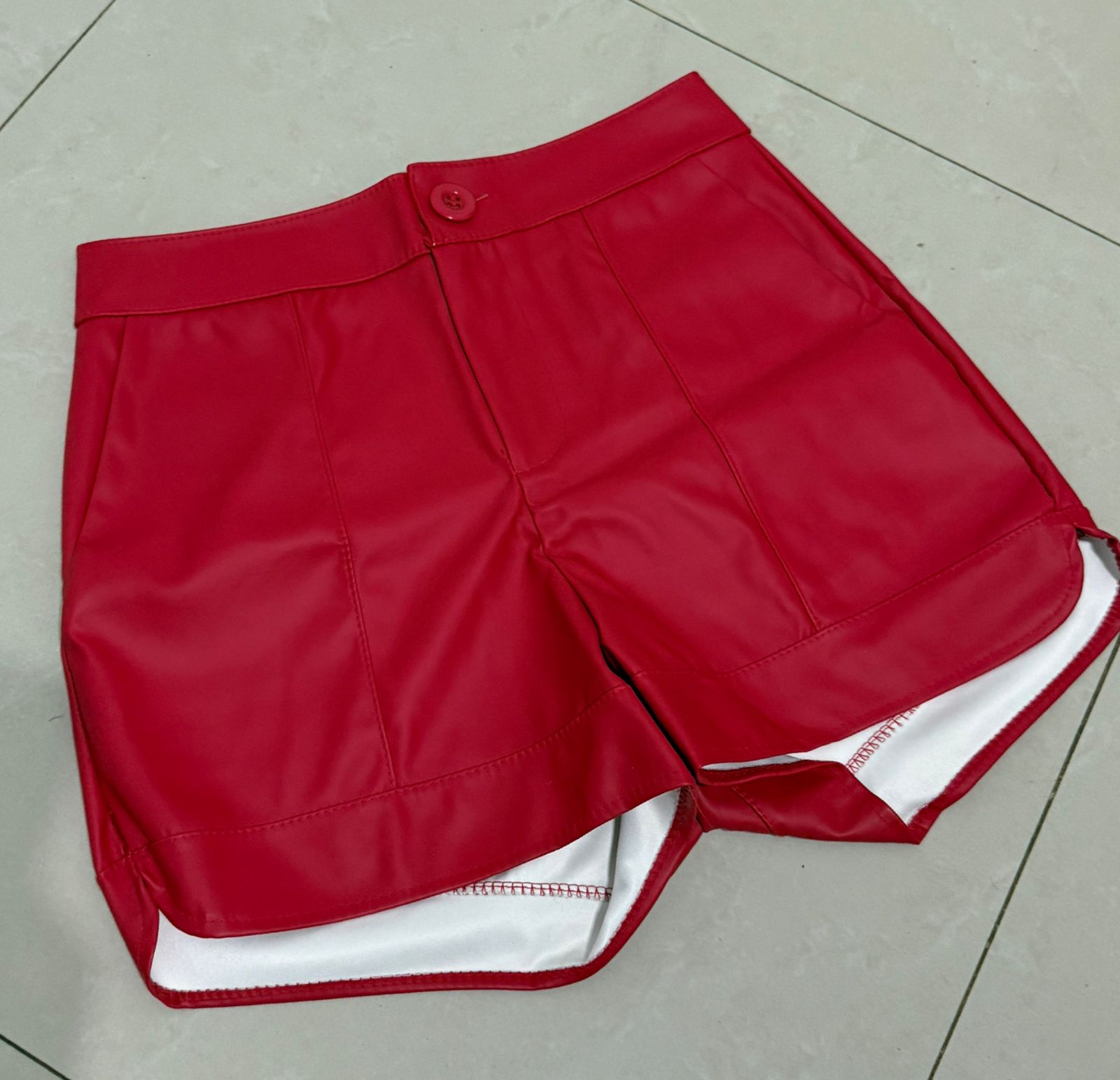 Short vermelho confortável e ideal para looks de festa. - Imagem 3