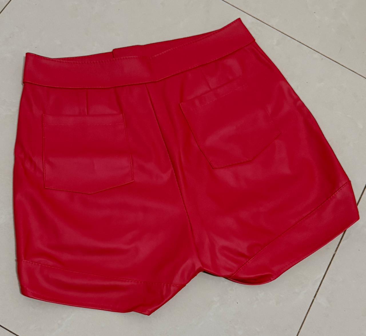 Short vermelho confortável e ideal para looks de festa. - Imagem 4